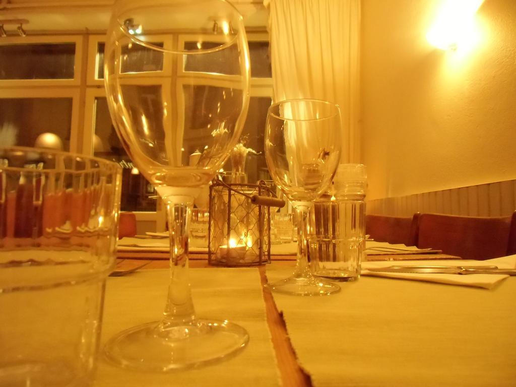 Hôtel De La Providence Égliseneuve-dʼEntraigues Buitenkant foto