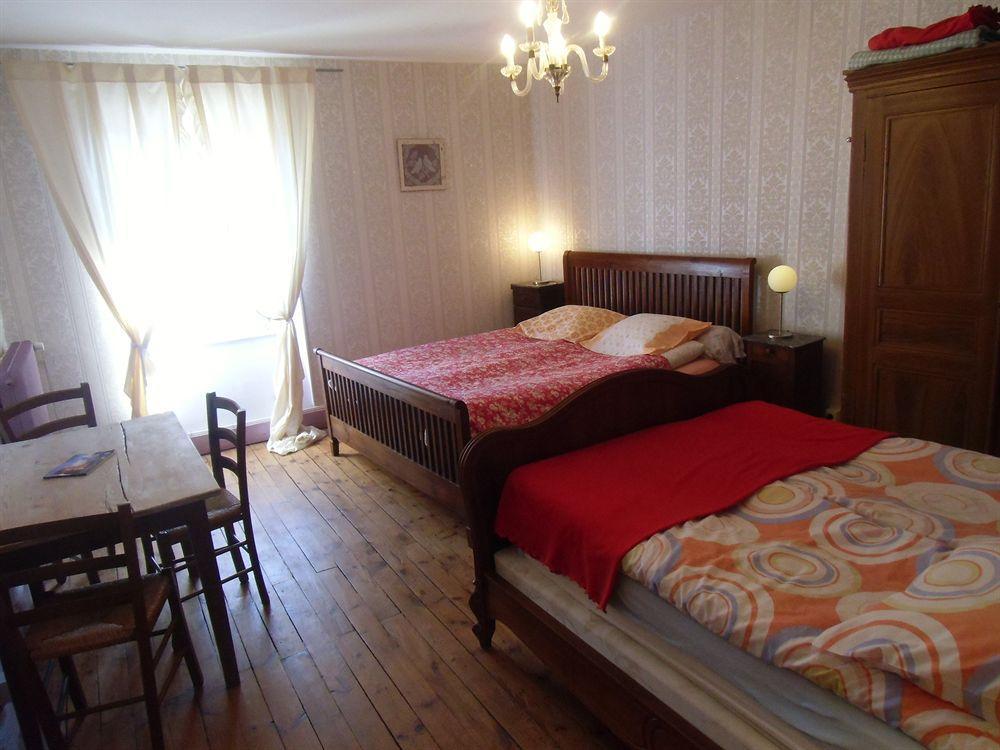 Hôtel De La Providence Égliseneuve-dʼEntraigues Buitenkant foto