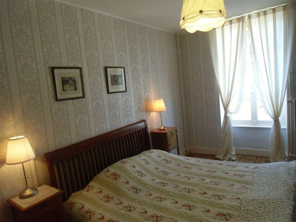 Hôtel De La Providence Égliseneuve-dʼEntraigues Buitenkant foto