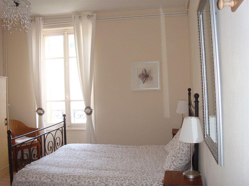 Hôtel De La Providence Égliseneuve-dʼEntraigues Buitenkant foto