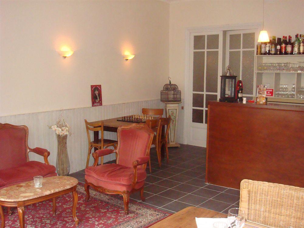 Hôtel De La Providence Égliseneuve-dʼEntraigues Buitenkant foto