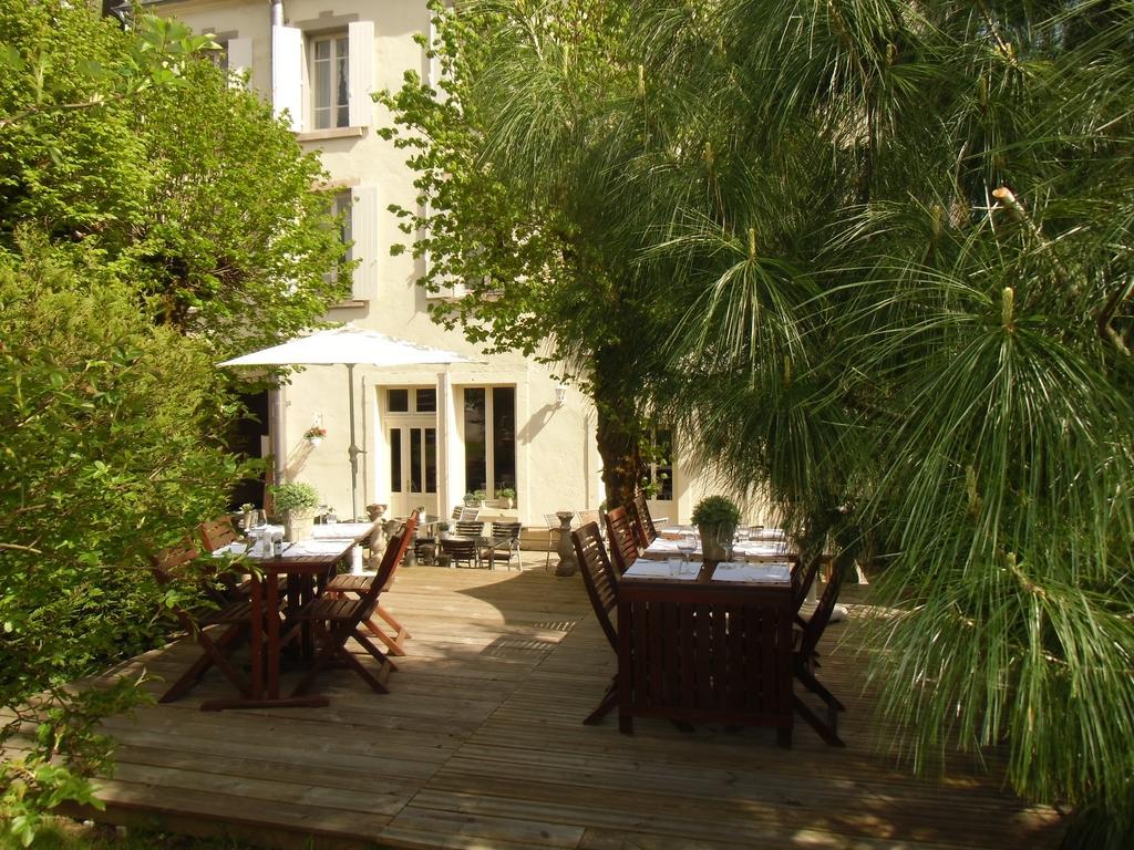 Hôtel De La Providence Égliseneuve-dʼEntraigues Buitenkant foto