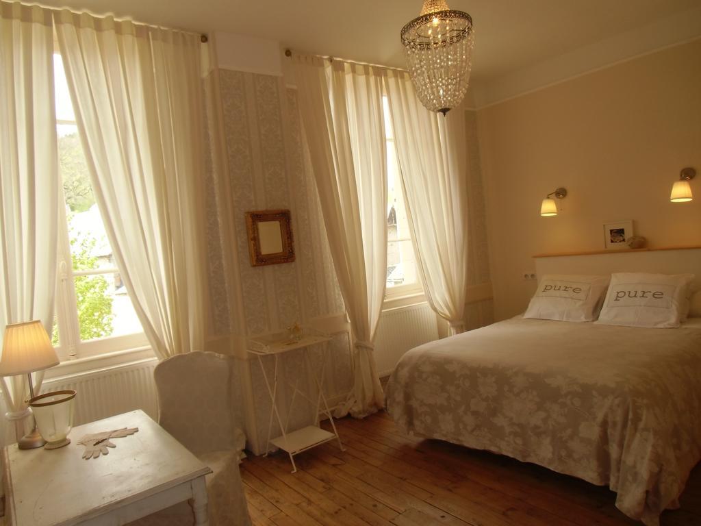 Hôtel De La Providence Égliseneuve-dʼEntraigues Buitenkant foto