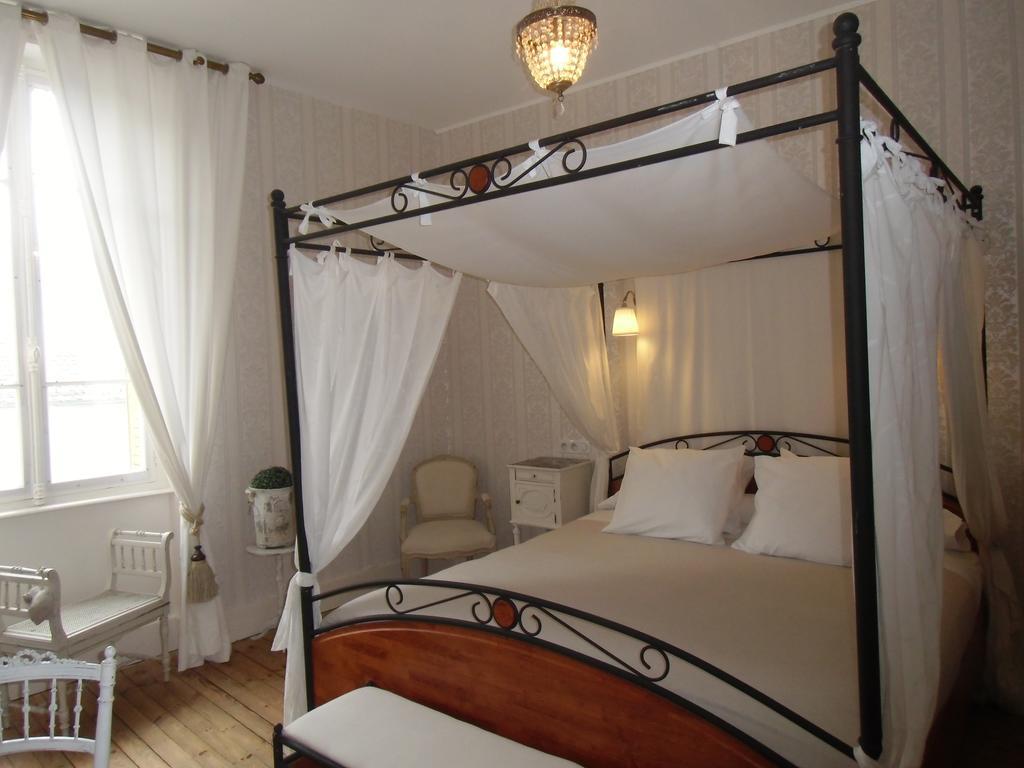 Hôtel De La Providence Égliseneuve-dʼEntraigues Buitenkant foto