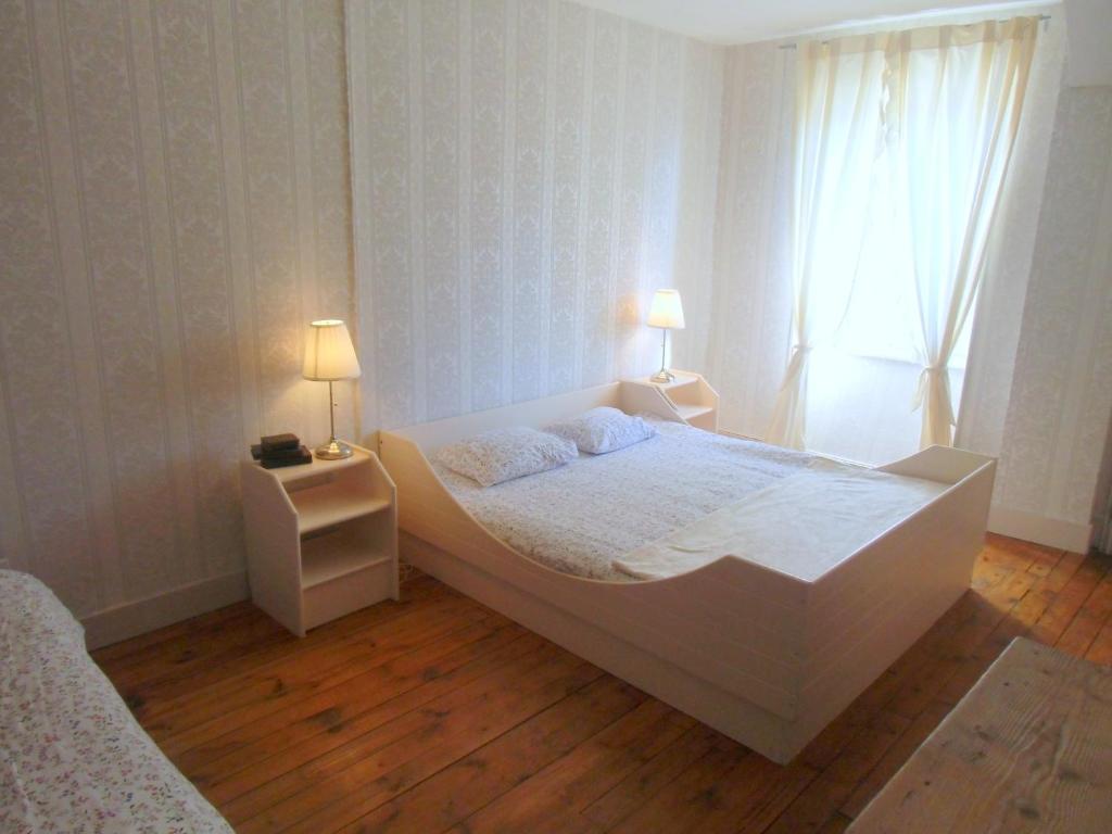 Hôtel De La Providence Égliseneuve-dʼEntraigues Kamer foto