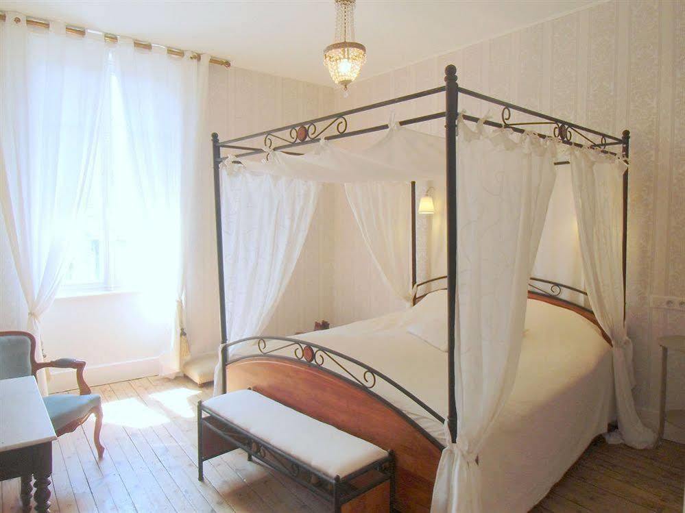 Hôtel De La Providence Égliseneuve-dʼEntraigues Buitenkant foto