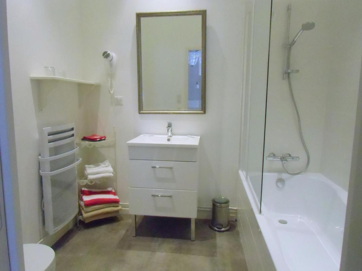 Hôtel De La Providence Égliseneuve-dʼEntraigues Kamer foto
